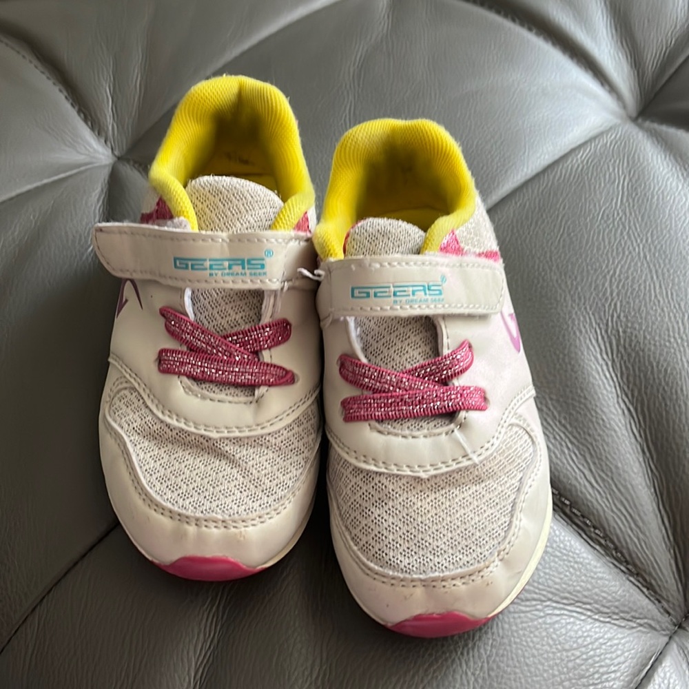 Sport shoes good condition, size 10